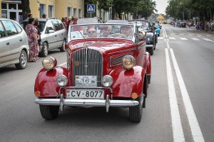 Paradas miesto gatvėmis. Opel Super, 1938 m. vairuoja svečias iš Latvijos Vladislav Saramotin