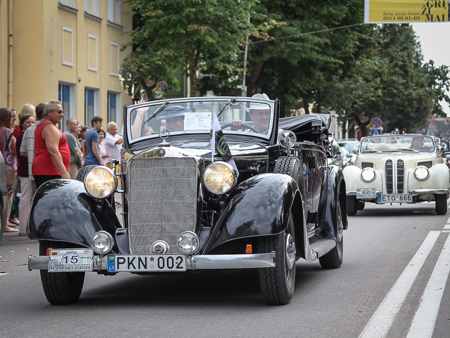 paradas-miesto-gatvemis-priekyje-mercedes-benz-320-d-1937-m-vairuojamas-lietuvos-klasikiniu-automobiliu-klubo-prezidento-gitauto-zickaus