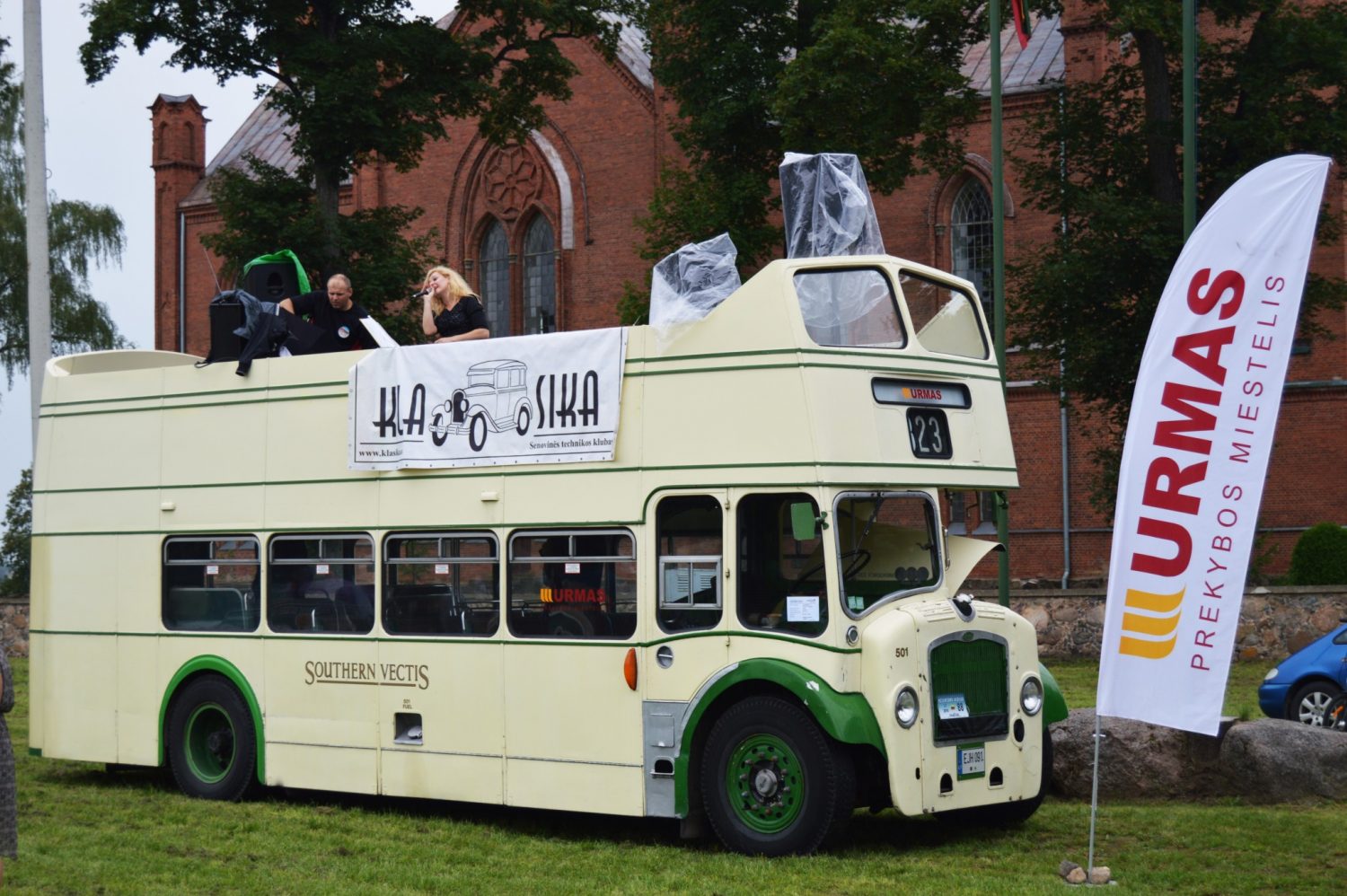 Na, o prekybos miestelio “Urmas” dviaukštis autobusas Bristol, pagamintas 1956 m., šį kartą buvo naudojamas kaip klubo “Klasika” tribūna