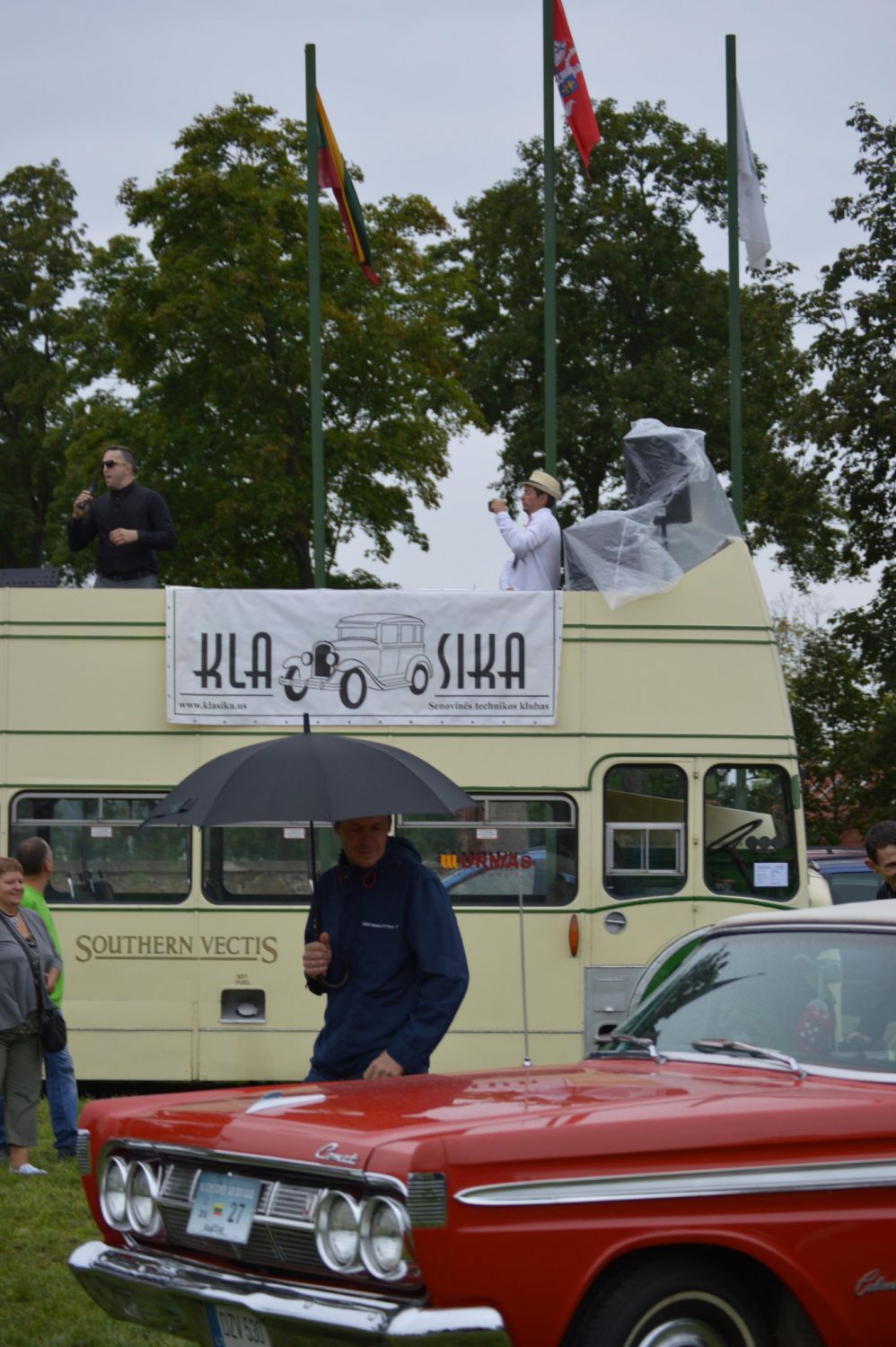 Na, o prekybos miestelio “Urmas” dviaukštis autobusas Bristol, pagamintas 1956 m., šį kartą buvo naudojamas kaip klubo “Klasika” tribūna