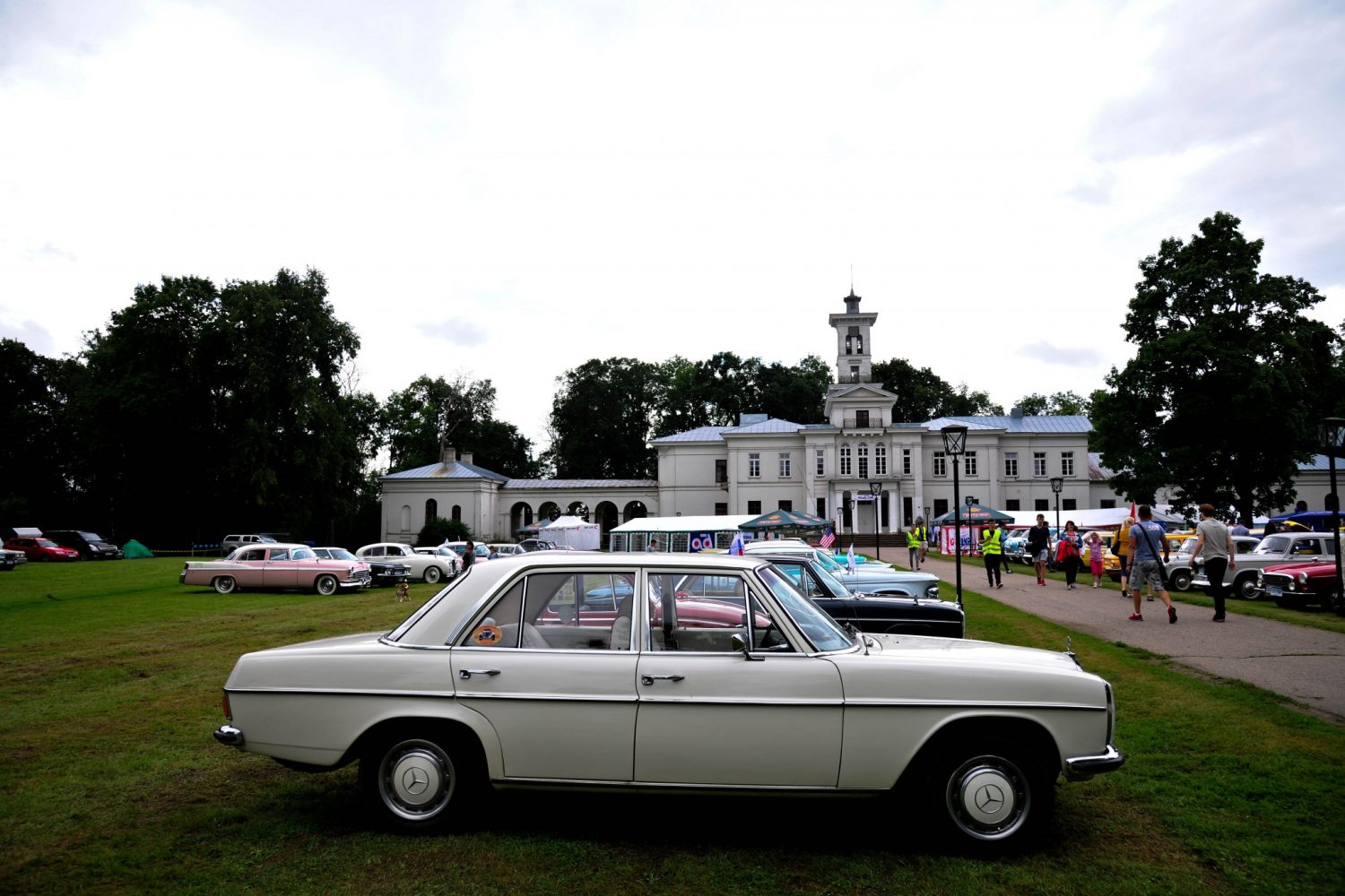 Senovinių automobilių suvažiavimas „Nesenstanti Klasika 2016“ prasidėjo dalyvių registracija Astravo dvare