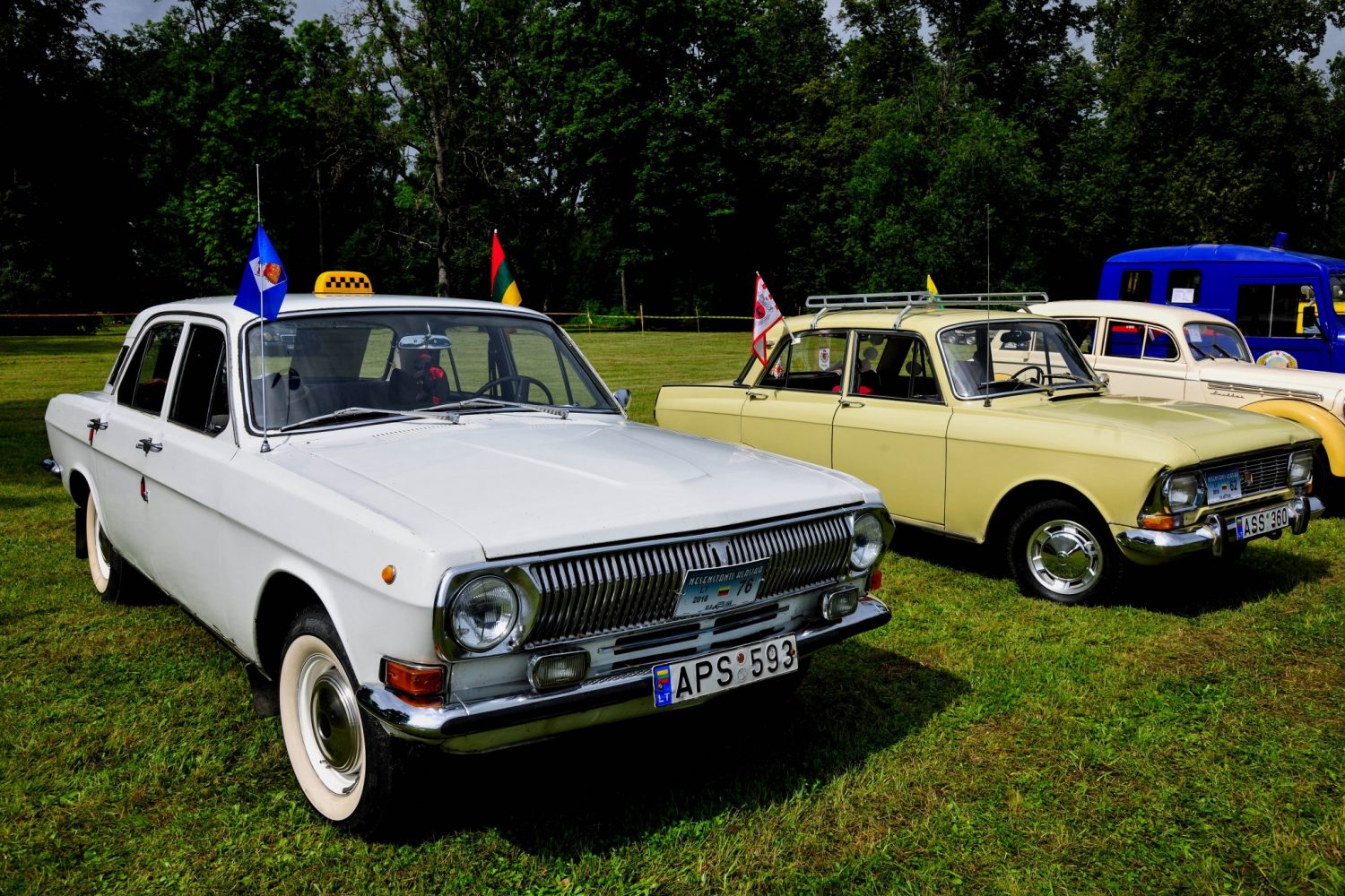 Senovinių automobilių suvažiavimas „Nesenstanti Klasika 2016“ prasidėjo dalyvių registracija Astravo dvare