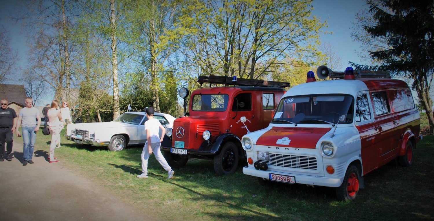 Klubo automobiliai parodoje Smegduobių parke